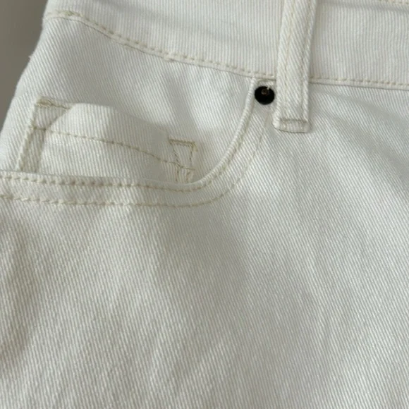 Urban Outfitters BDG Creamy White Shortie Cuffed Cotton Jean Shorts Size 31 - Picture 9 of 9